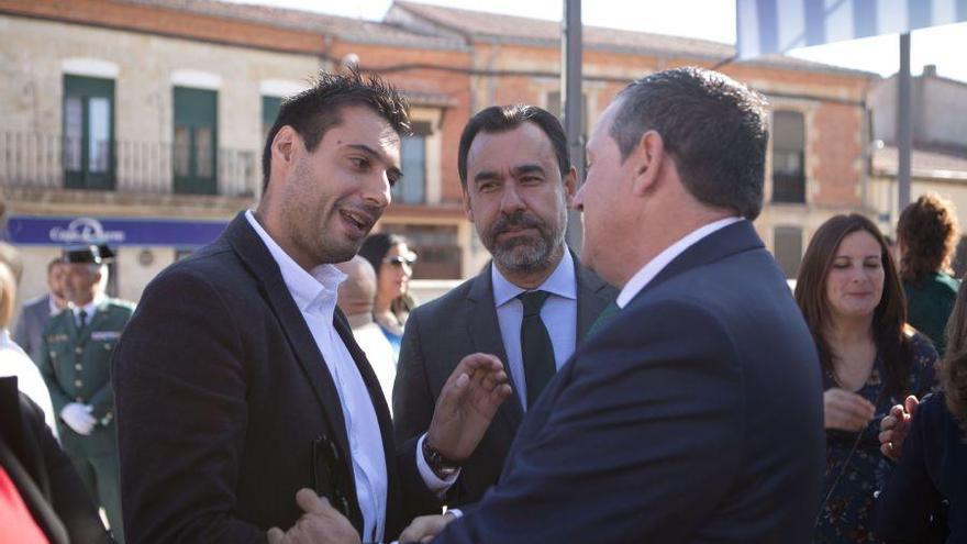 Maíllo conversa con Carrión, de Ciudadanos, y Faúndez.
