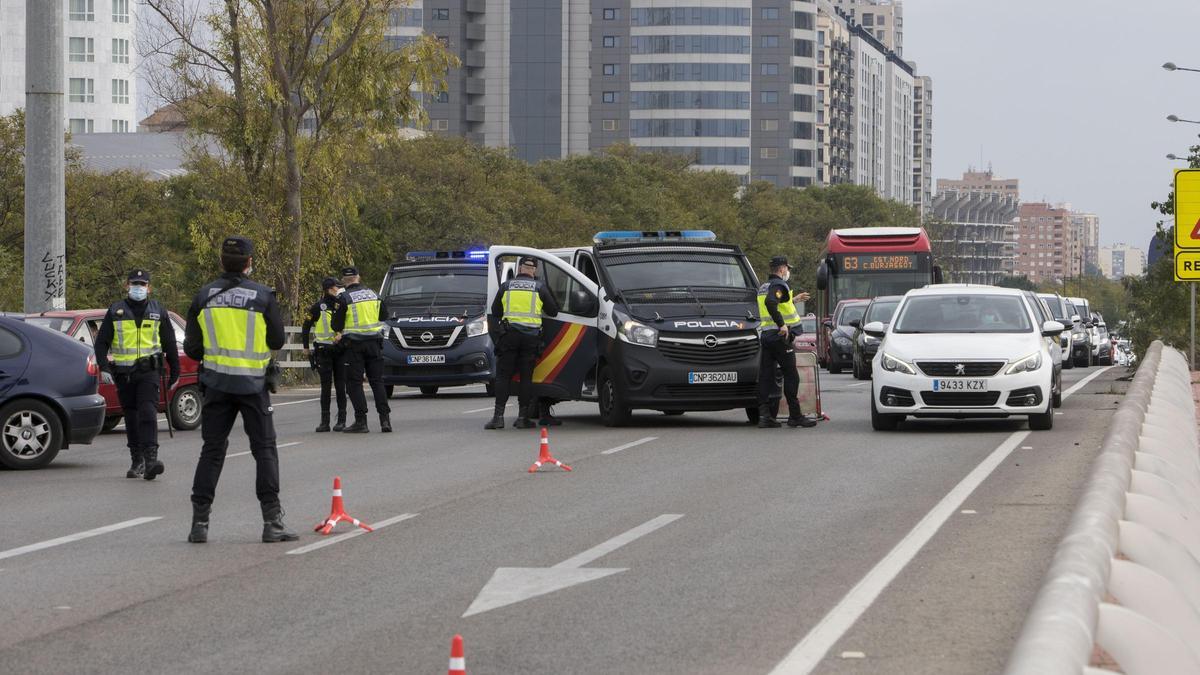 Comienzan los atascos en el segundo fin de semana de confinamiento en València