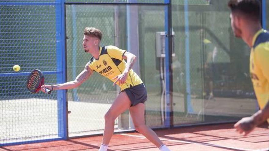 jornada de tenis y pádel para cerrar la semana en las instalaciones del CT Castellón.Víctor Ruiz y Musacchio se defendieron con las raquetas. f carme ripollés Samu Castillejo y Samu García, en la pista de pádel. f carme ripollés Algunos jugadores aprovecharon también para tomar el sol. f carme ripollés