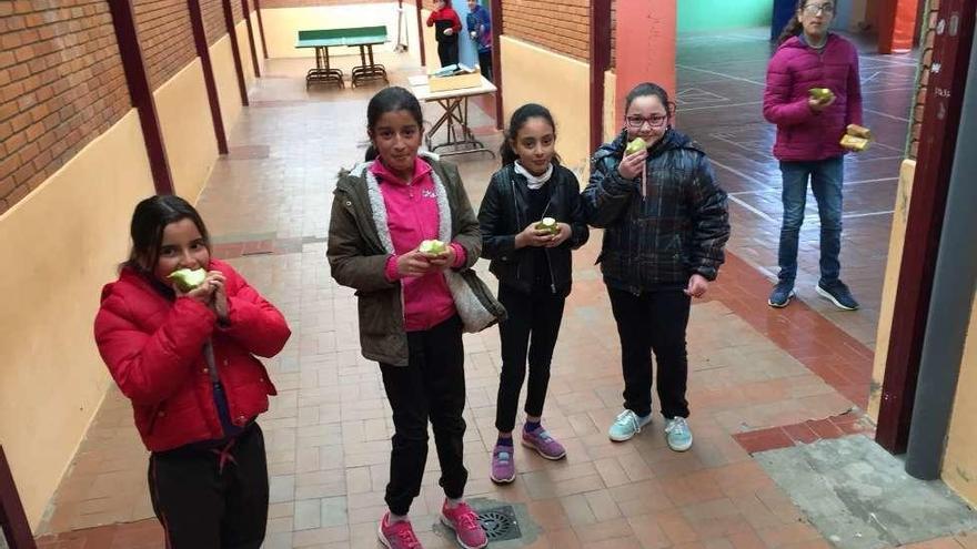 Un grupo de alumnas almorzando fruta ayer por la mañana.