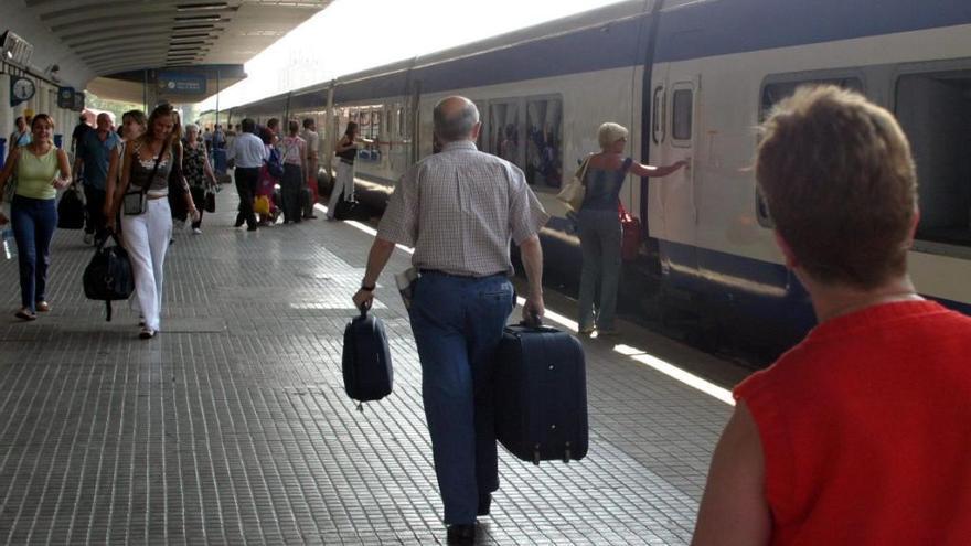 Pasajeros en la estación de trenes de Zamora.