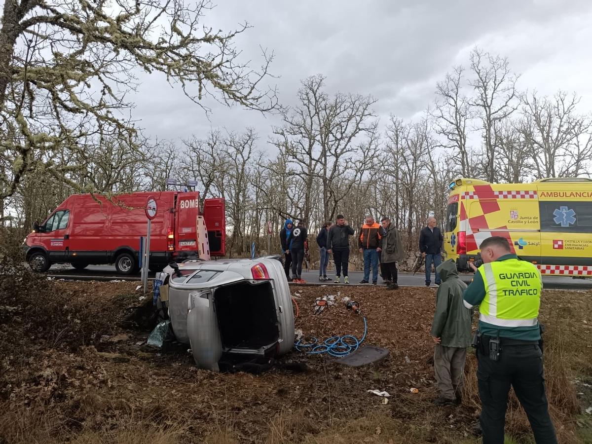Un vehículo vuelca en el término de Moveros y el conductor queda atrapado