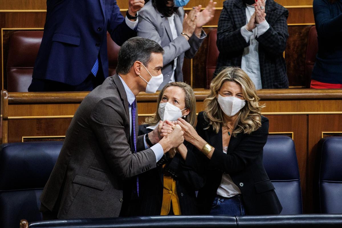 El presidente del Gobierno, Pedro Sánchez; la ministra de Economía Nadia Calviño; y la ministra de Trabajo, Yolanda Díaz, tras la votación de la reforma laboral.