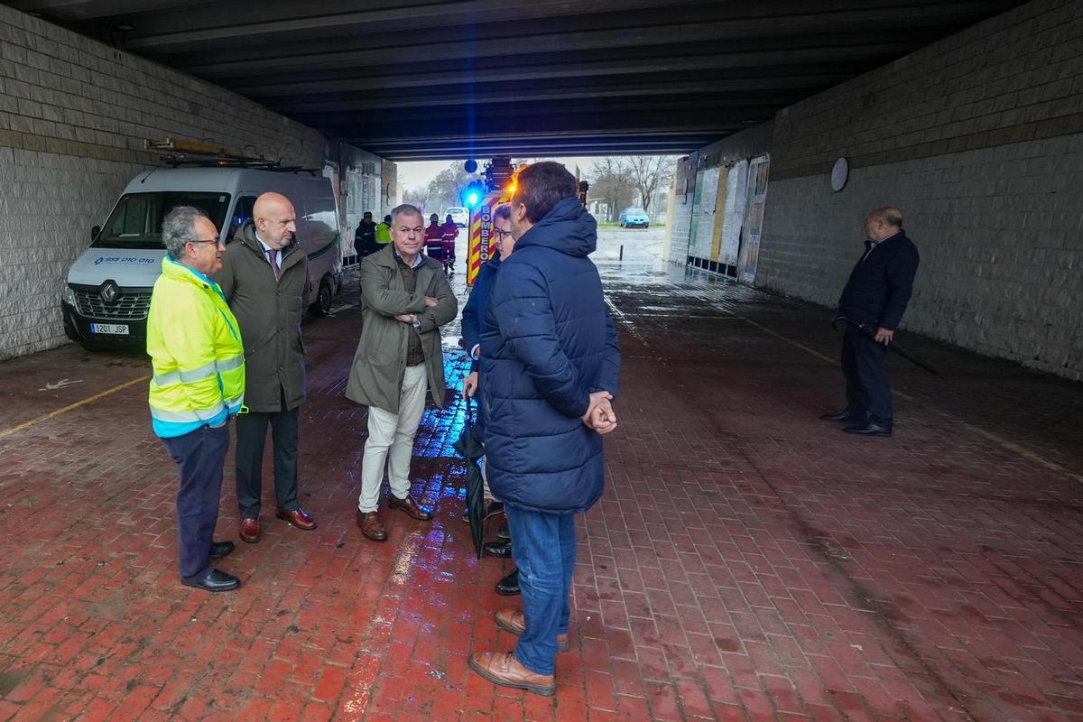 El alcalde de Sevilla, José Luis Sanz, y el delegado de Triana, Manuel Alés, en el muro de Defensa de Triana