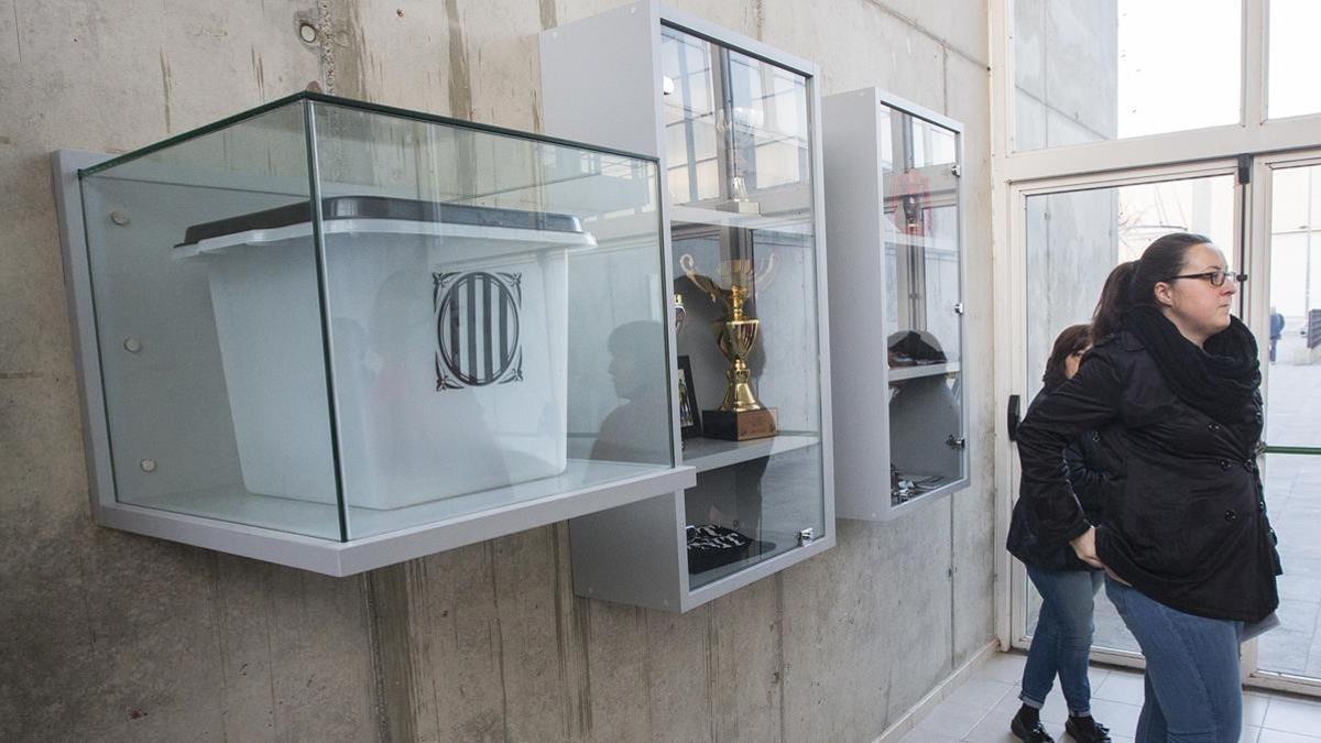 En el colegio electoral de Sant Joan de Ramis se expone una urna del 1-O.