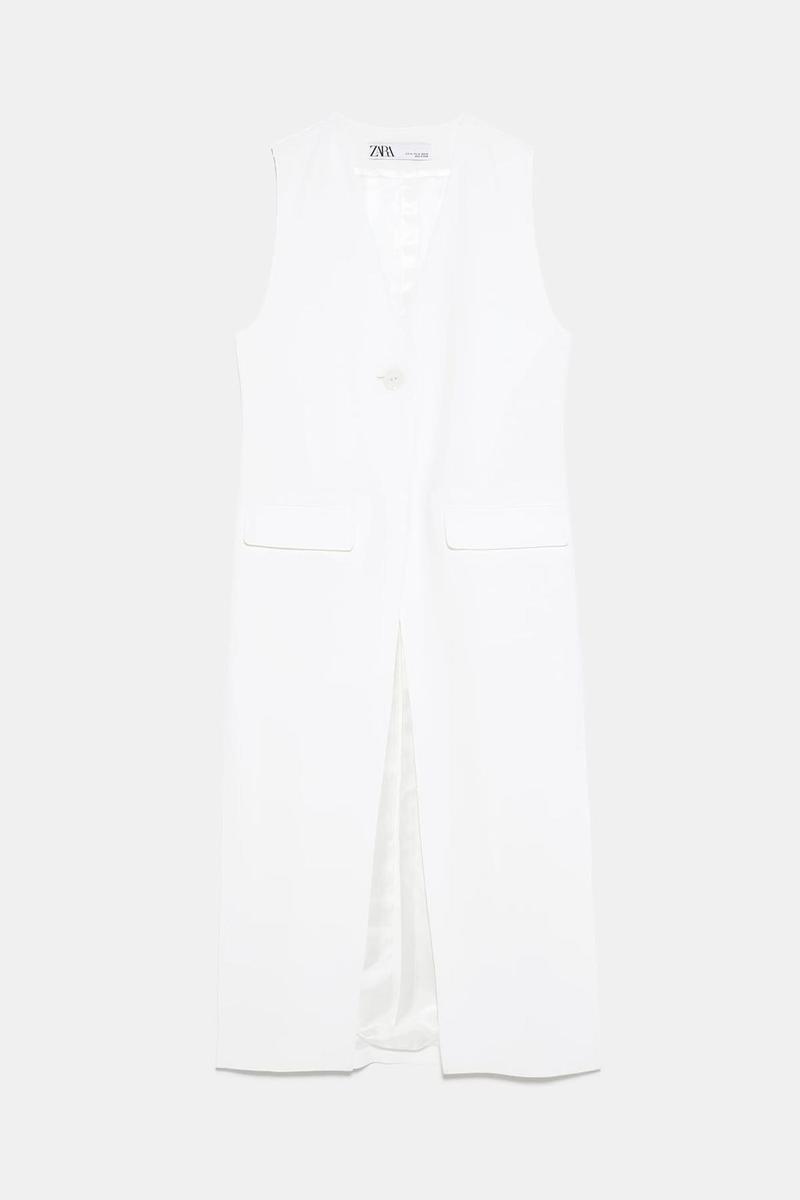 Chaleco blanco largo con abertura de Zara. (Precio: 49, 95 euros)