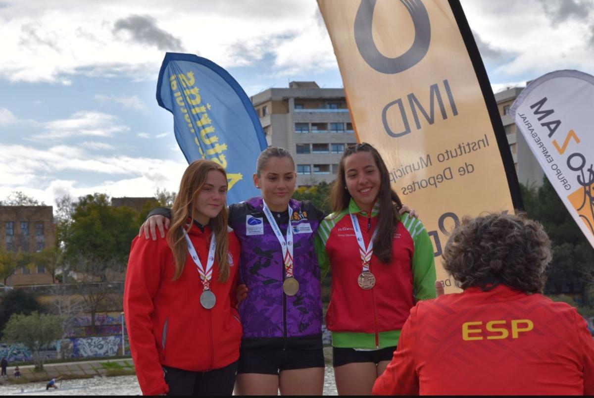 María Martínez, con la medalla.