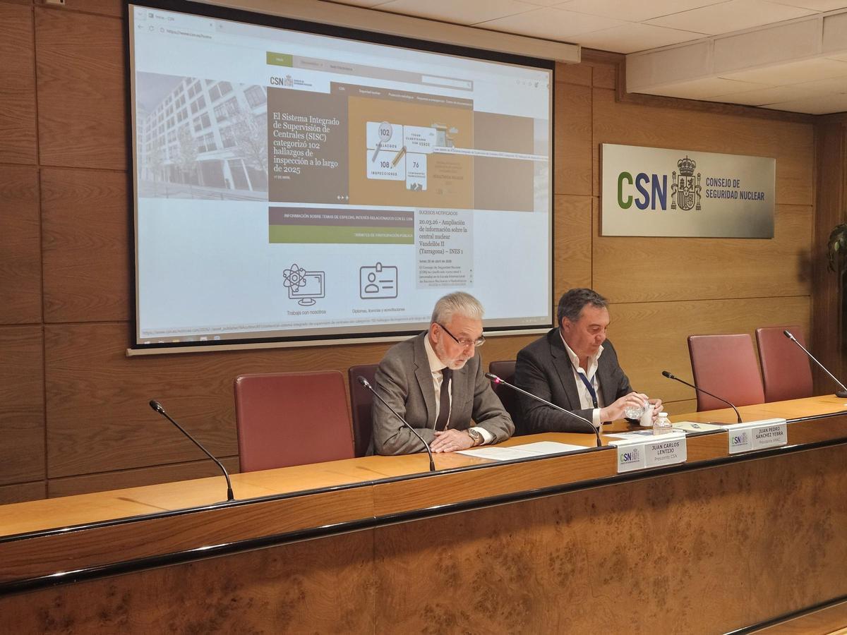 El presidente de Aamac (derecha), junto al presidente del CSN