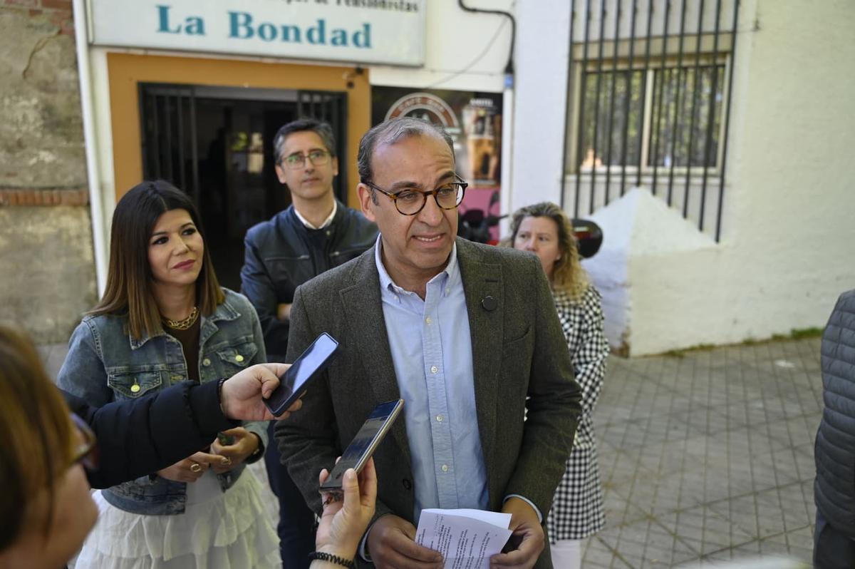 Rafa Mateos interviene este miércoles en el Hogar de Mayores La Bondad. A su lado, Encarna Solís, concejala del Imas.