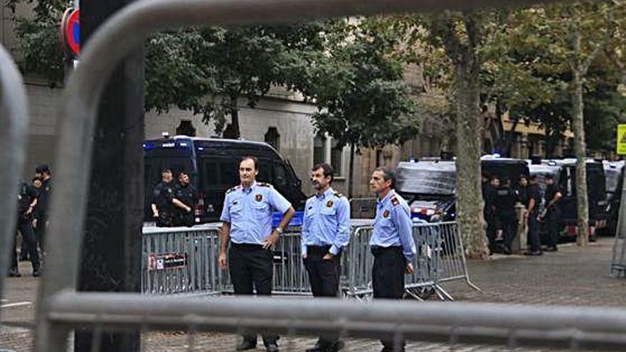 Els comissaris Eduard Sallent, Ferran López i Joan Carles Molinero, dilluns a Barcelona.