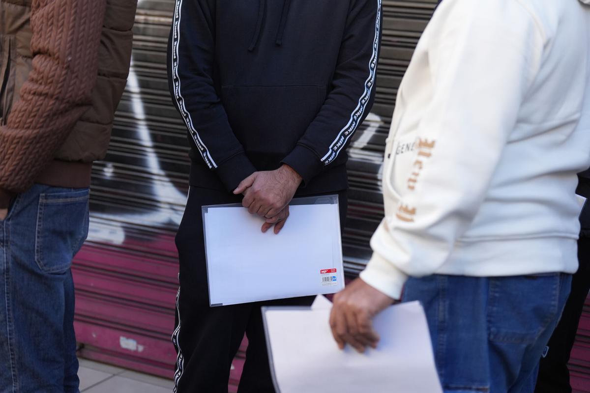 Proliferen els fraus en espera de l’aprovació de la regularització d’immigrants: assessories per centenars d’euros