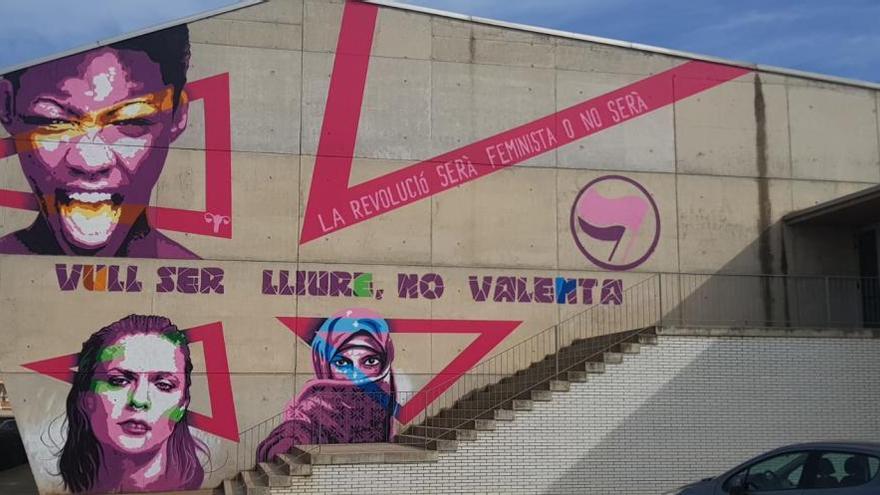 El gran mural que s&#039;ha pintat a l&#039;exterior del pavelló de Bàscara.