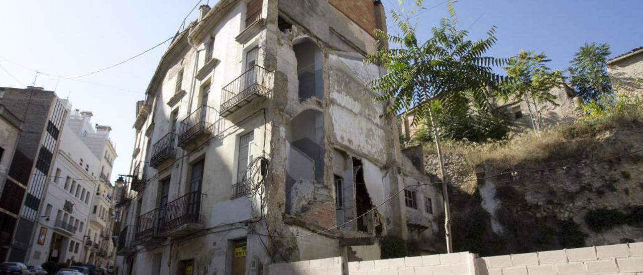 Ontinyent actúa en una casa de la Plaça de Baix por desprendimientos