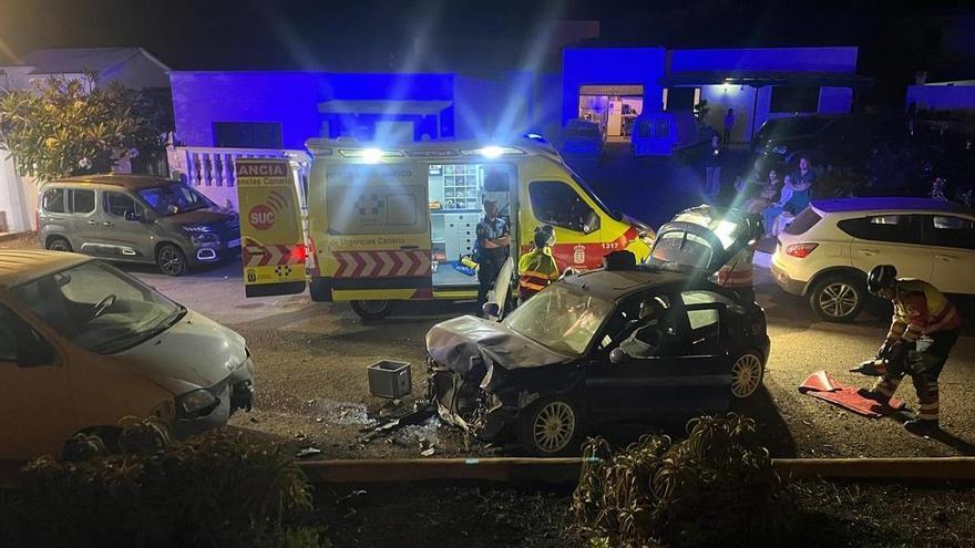 Dos personas quedan atrapadas en un coche tras caer por un terraplén en Lanzarote