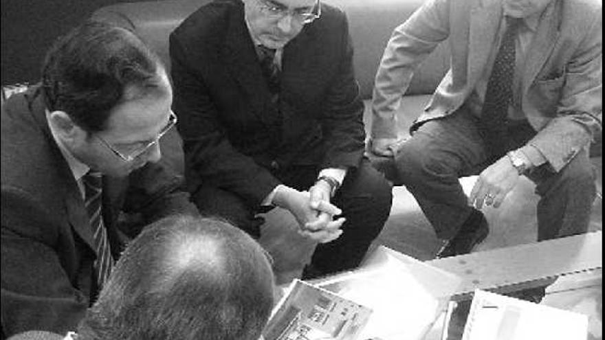 El alcalde de Murcia, Miguel Ángel Cámara, observa la maqueta junto a Garrido y otros miembros del Colegio Oficial