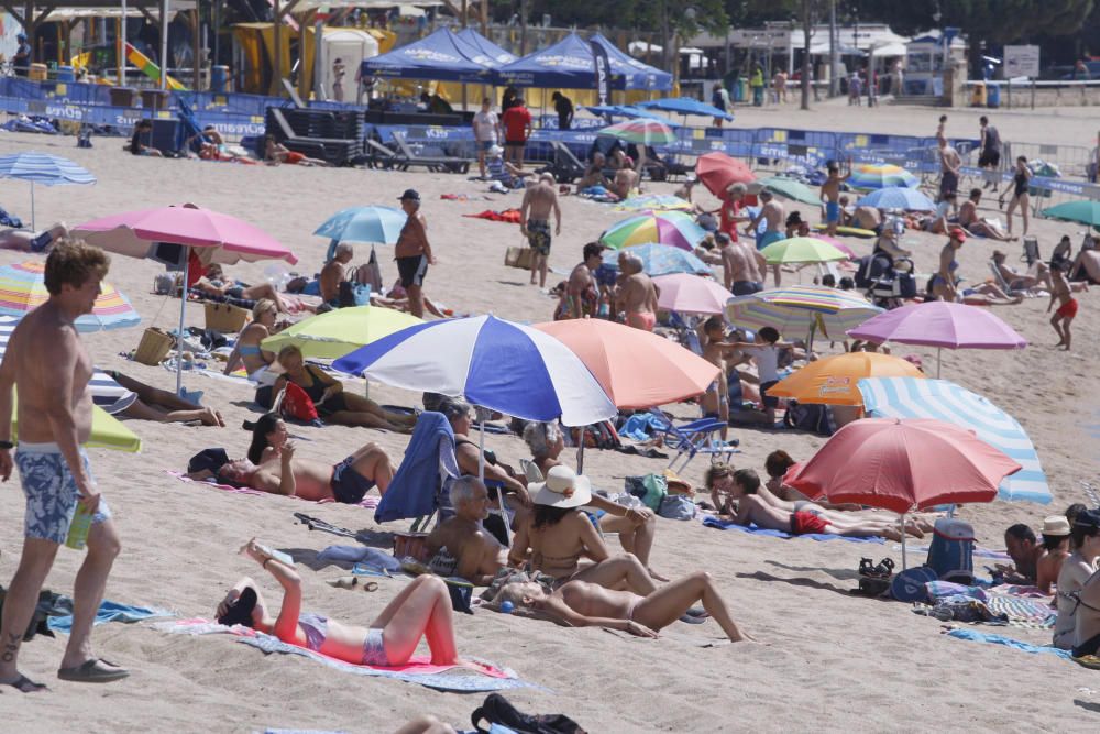 L'onada de calor omple les platges gironines