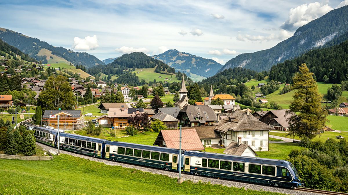 El GoldenPass Express recorre pueblos alpinos del Oberland bernés en un trayecto que enlaza lagos, praderas y arquitectura tradicional