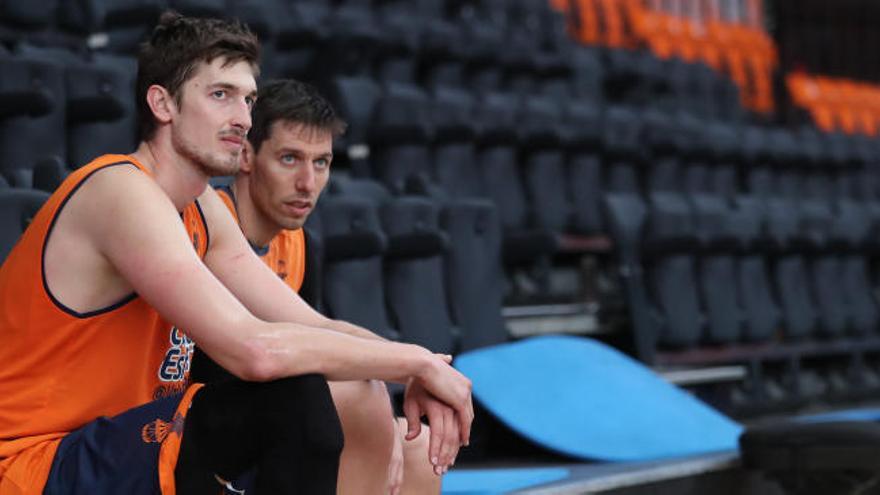 Tibor Pleiss, sentado junto a Van Rossom.