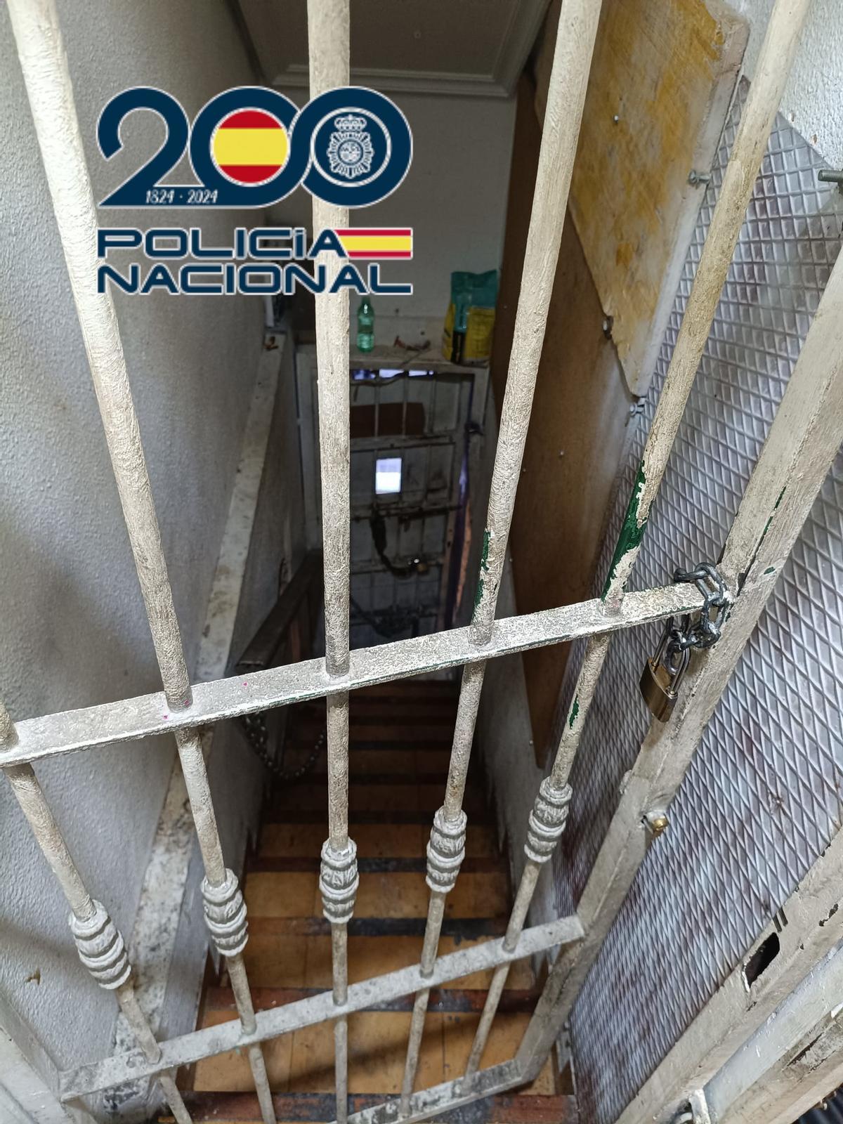Las puertas de acceso a la vivienda en el último operativo.