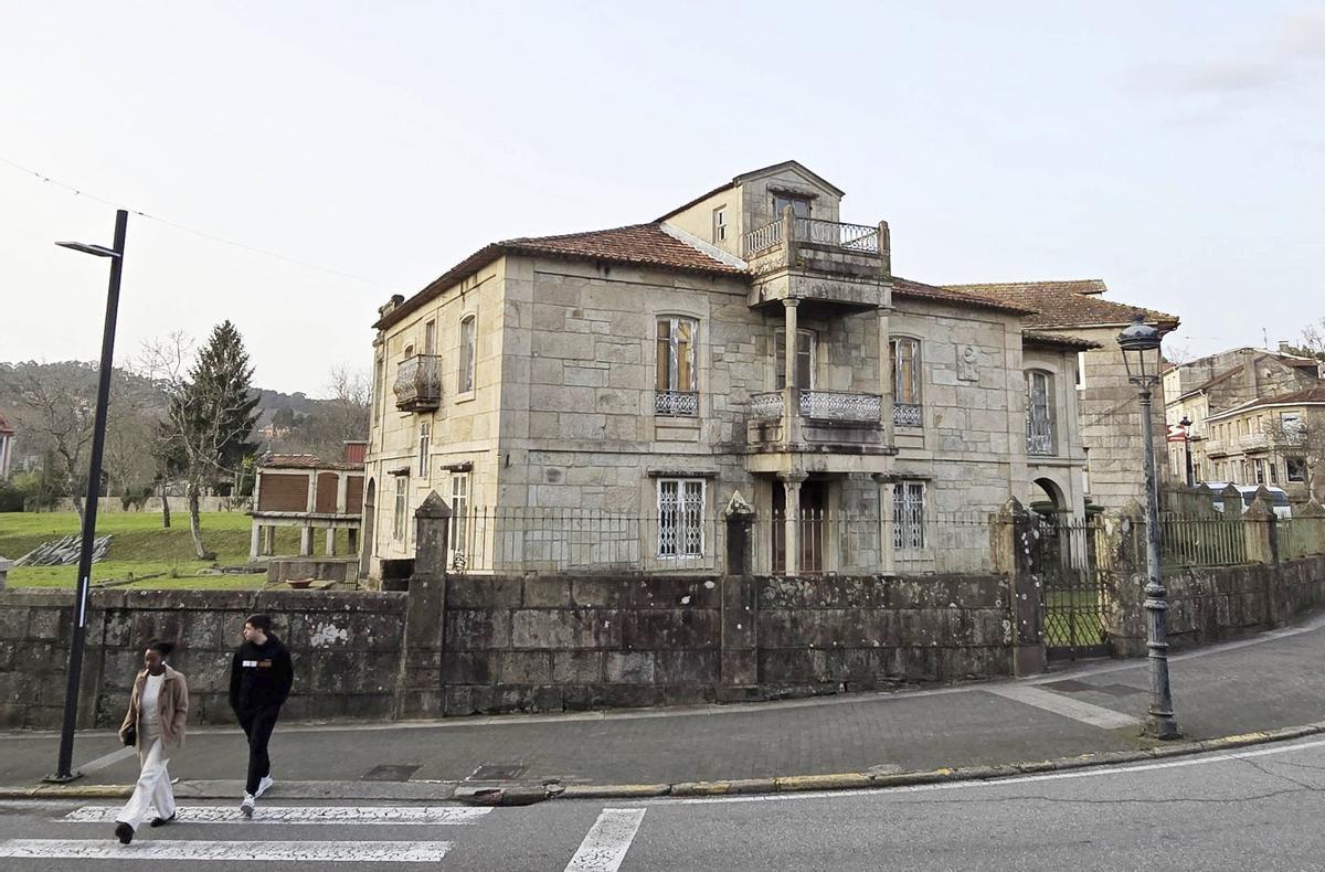 La Casa Peralba, construida a principios del siglo XX, figura en el Catálogo do Patrimonio de Galicia.