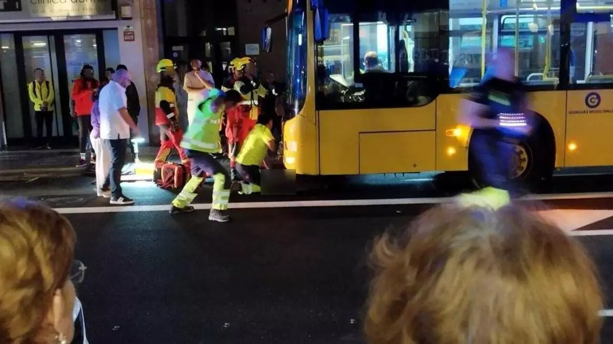 Una menor resulta herida crítica tras ser atropellada por una guagua en Las Palmas de Gran Canaria