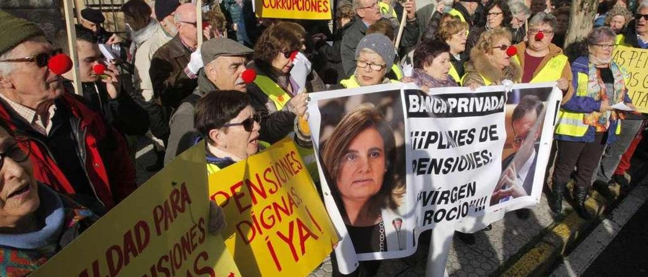 Protesta en favor de la jubilación a los 65 años  |  Alrededor de un centenar de personas se concentraron ayer ante el Parlamento de Galicia para reclamar el restablecimiento de la jubilación a los 65 años y una pensión mínima de 1.080 euros en catorce pagas anuales. Los convocantes de la concentración denunciaron que el aumento de las pensiones de &quot;0,25% o un euro&quot; supone para los pensionistas &quot;una burla&quot;, atendiendo al aumento del nivel de vida. La concentración forma parte de una serie de movilizaciones en diversos puntos de España para reclamar un sistema público de pensiones sostenible.