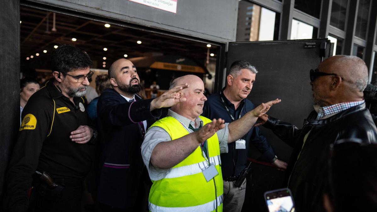 BARCELONA 28/04/2025 Sociedad. Viajeros de AVE y larga distancia entran en las instalaciones de la estación de Sants, minetras que los de media y corta se quedan fuera sin poder entrar. el día que hubo el apagon electrico en españa. FOTO de ZOWY VOETEN