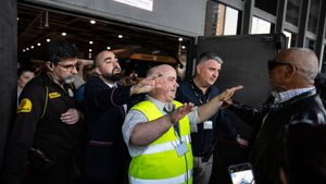 BARCELONA 28/04/2025 Sociedad. Viajeros de AVE y larga distancia entran en las instalaciones de la estación de Sants, minetras que los de media y corta se quedan fuera sin poder entrar. el día que hubo el apagon electrico en españa. FOTO de ZOWY VOETEN