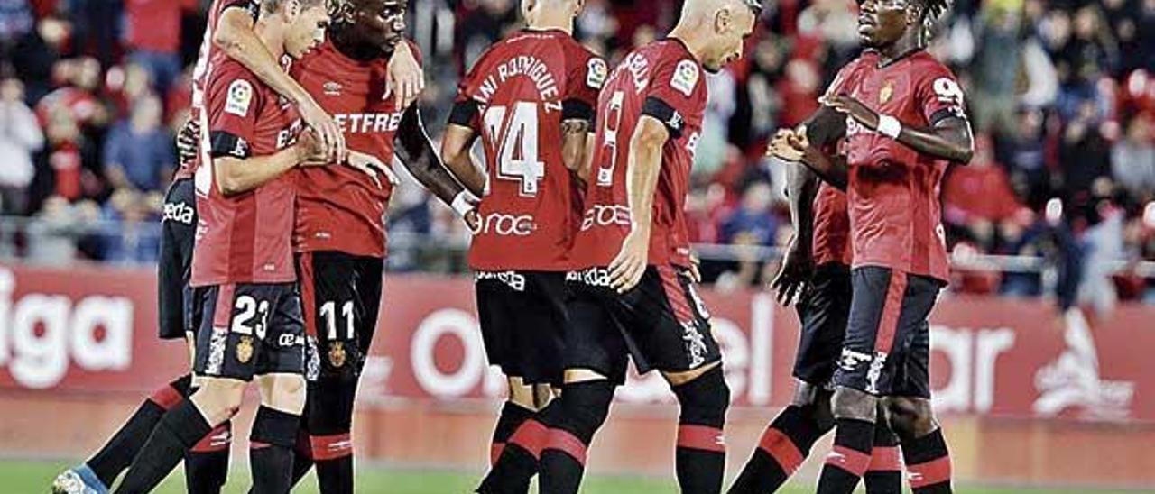 Los jugadores del Mallorca celebran un gol en el empate ante Osasuna.