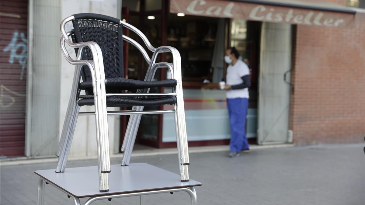 Una terraza del Poblenou tras el anuncio de nuevas restricciones en los horarios de bares y restaurantes en Catalunya.