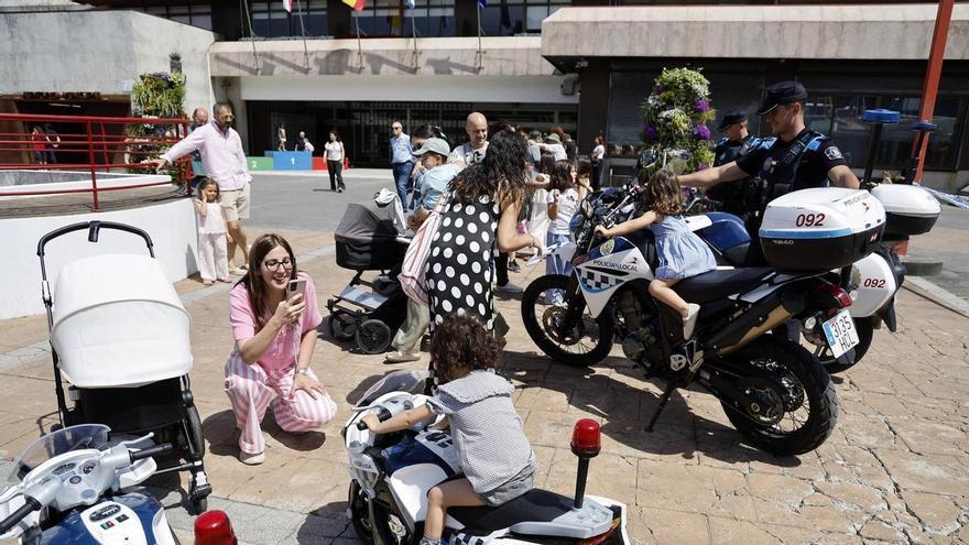 Mucho más que «ponemultas»: La Policía Local de Vigo acerca el uniforme a familias y niños