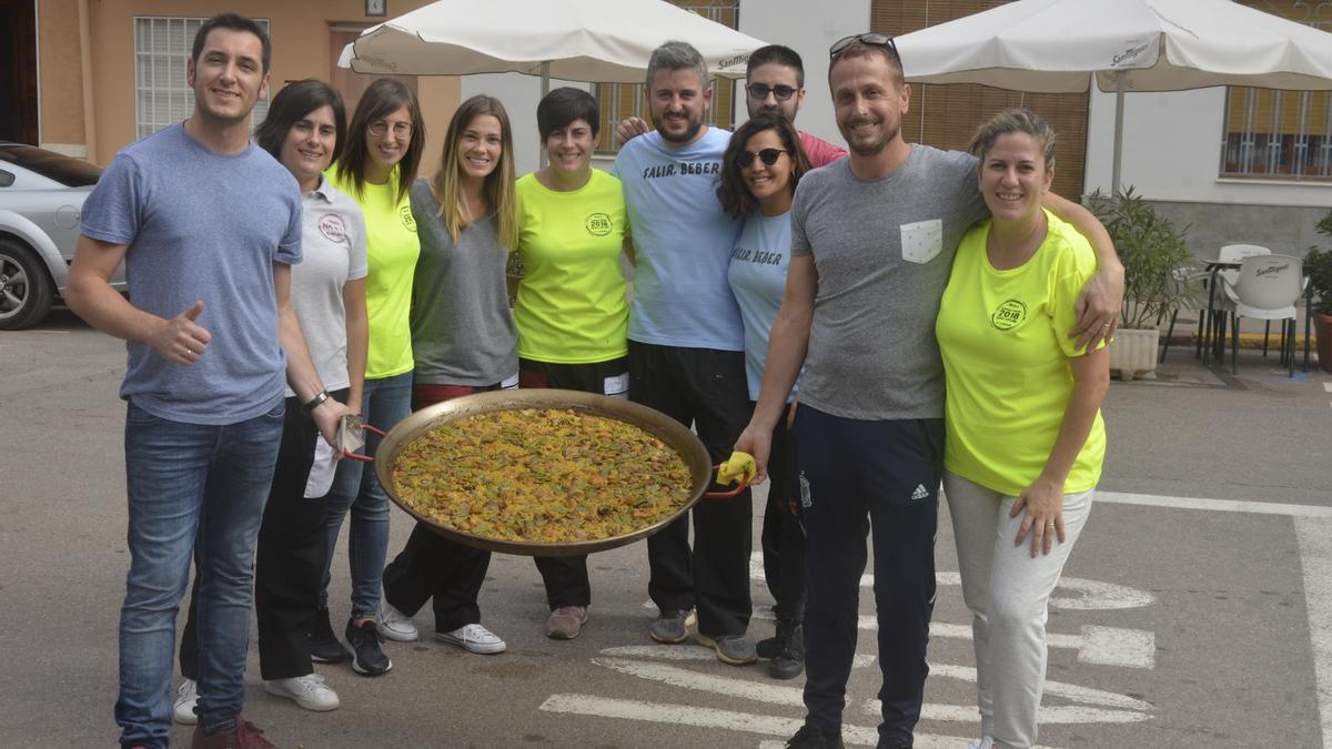 La peña NK+A, con el ‘chef del garito’, disfrutó de una paella valenciana.