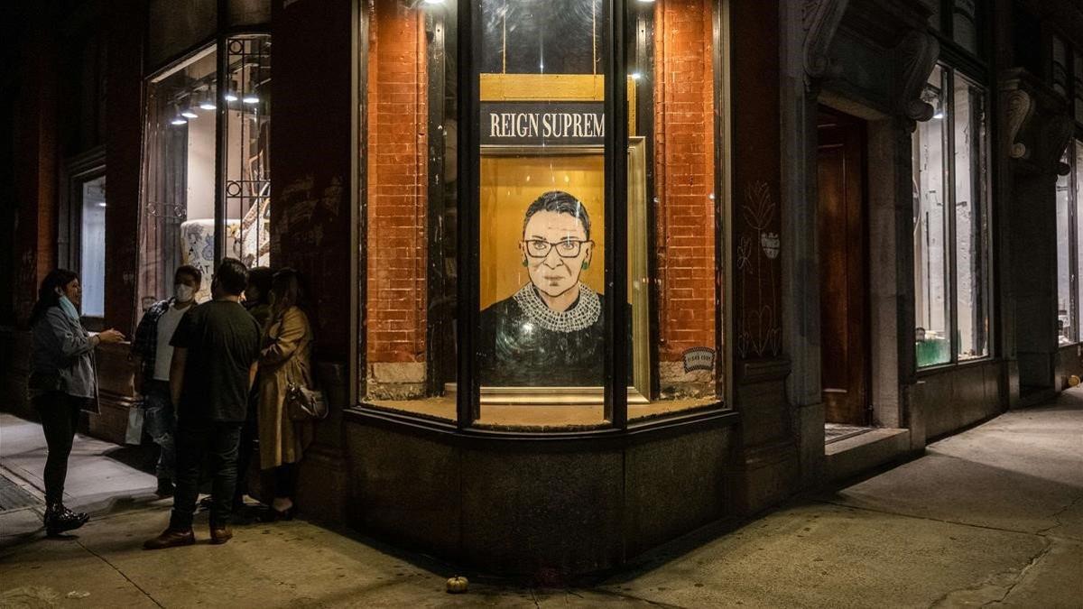 Retrato de la magistrada Ruth Bader Ginsburg en un escaparate de Nueva York.