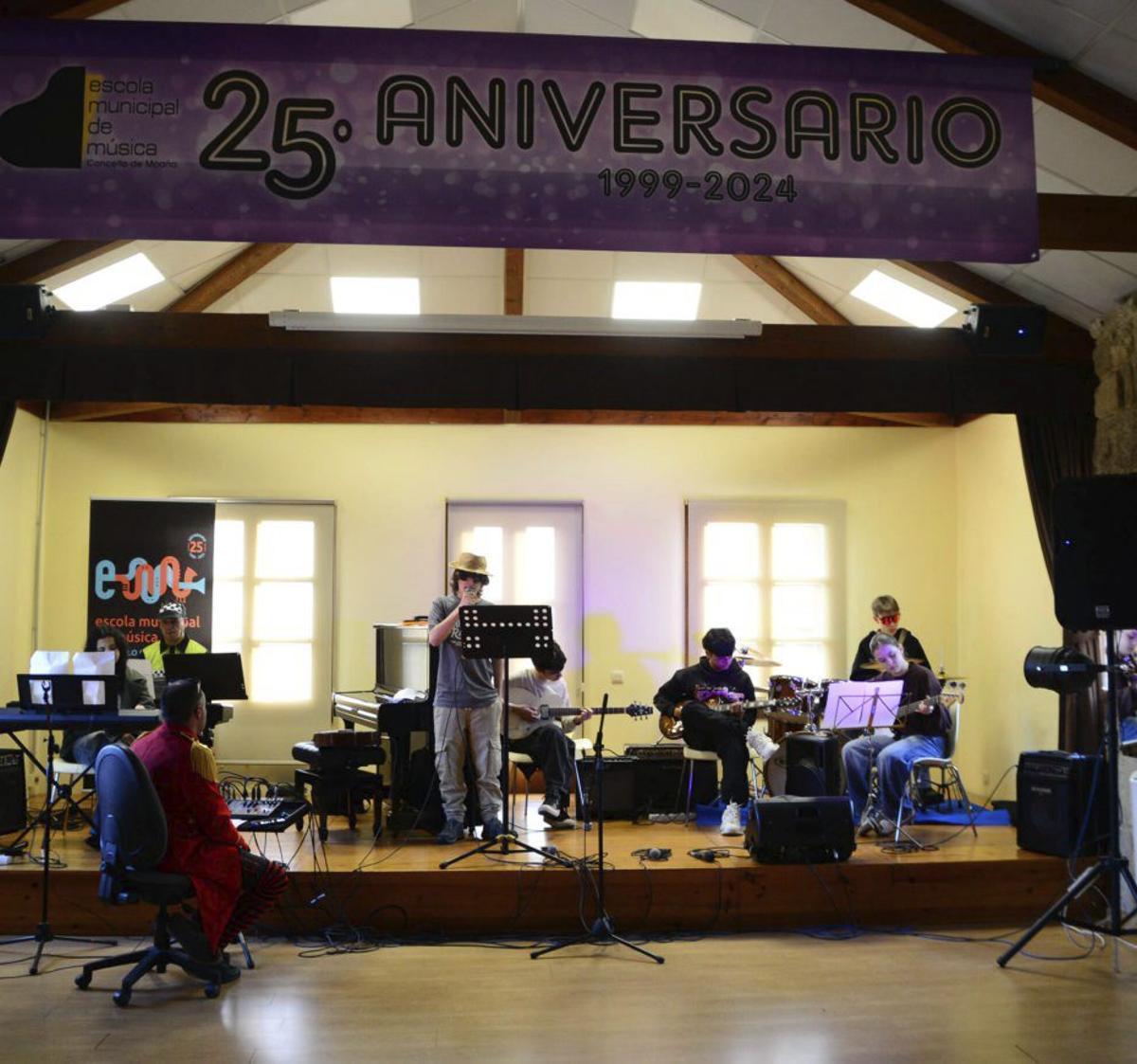 La Escola de Música  se llena de colorido  e improvisación | GONZALO NÚÑEZ