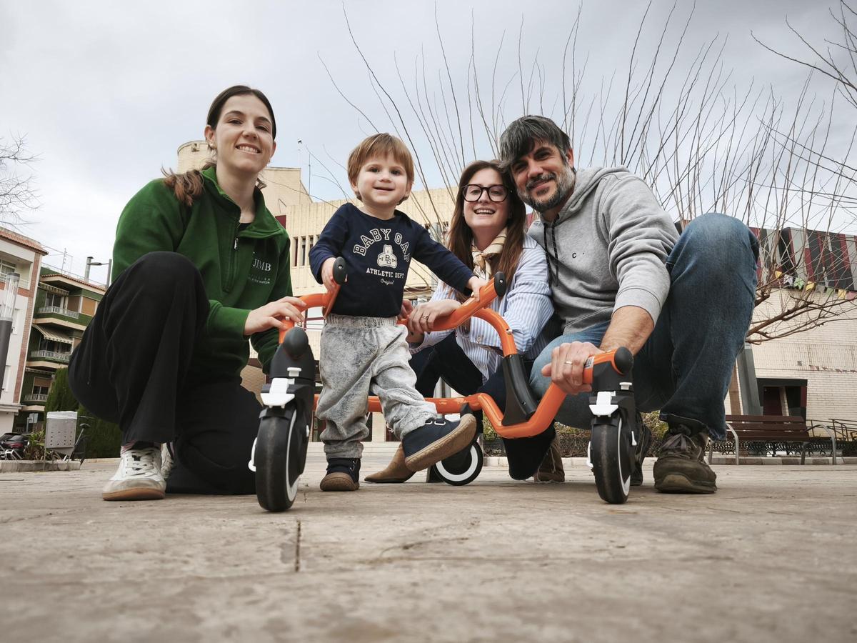 Pau con su fisioterapeuta Rosa y a la derecha sus padres, Gracia y Paco.