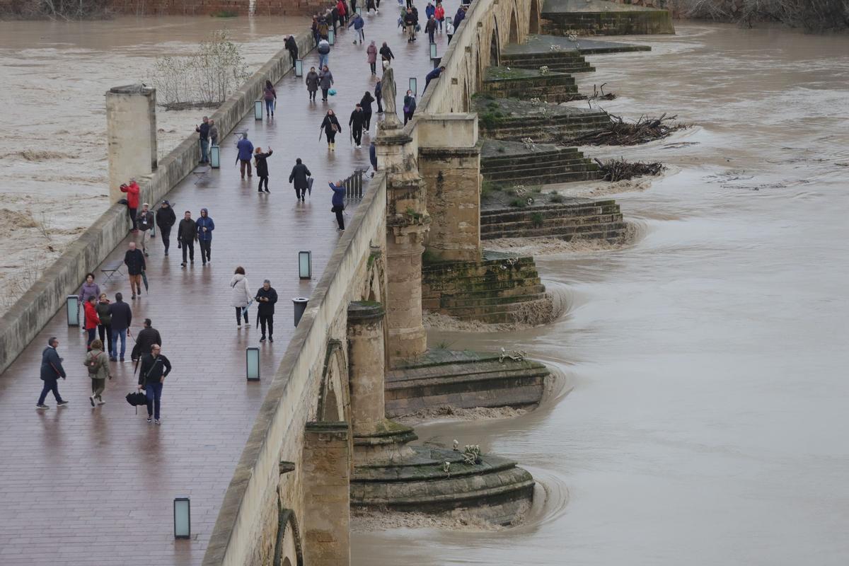 El río Guadalquivir supera los 5,5 metros a su paso por Córdoba