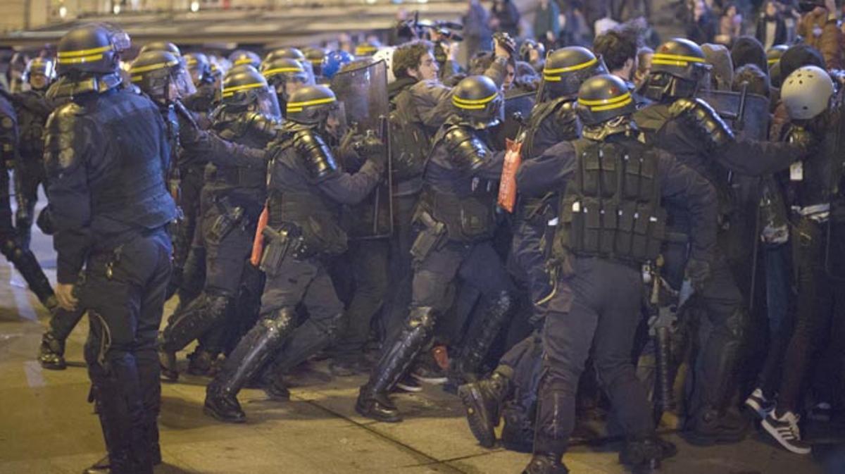 Unos 300 antifascistas se enfrentan a la policía en varios puntos de la capital.