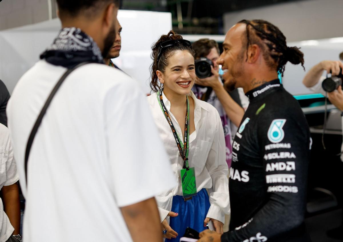 Rosalía junto al piloto Lewis Hamilton en el GP de Fórmula 1 de Barcelona