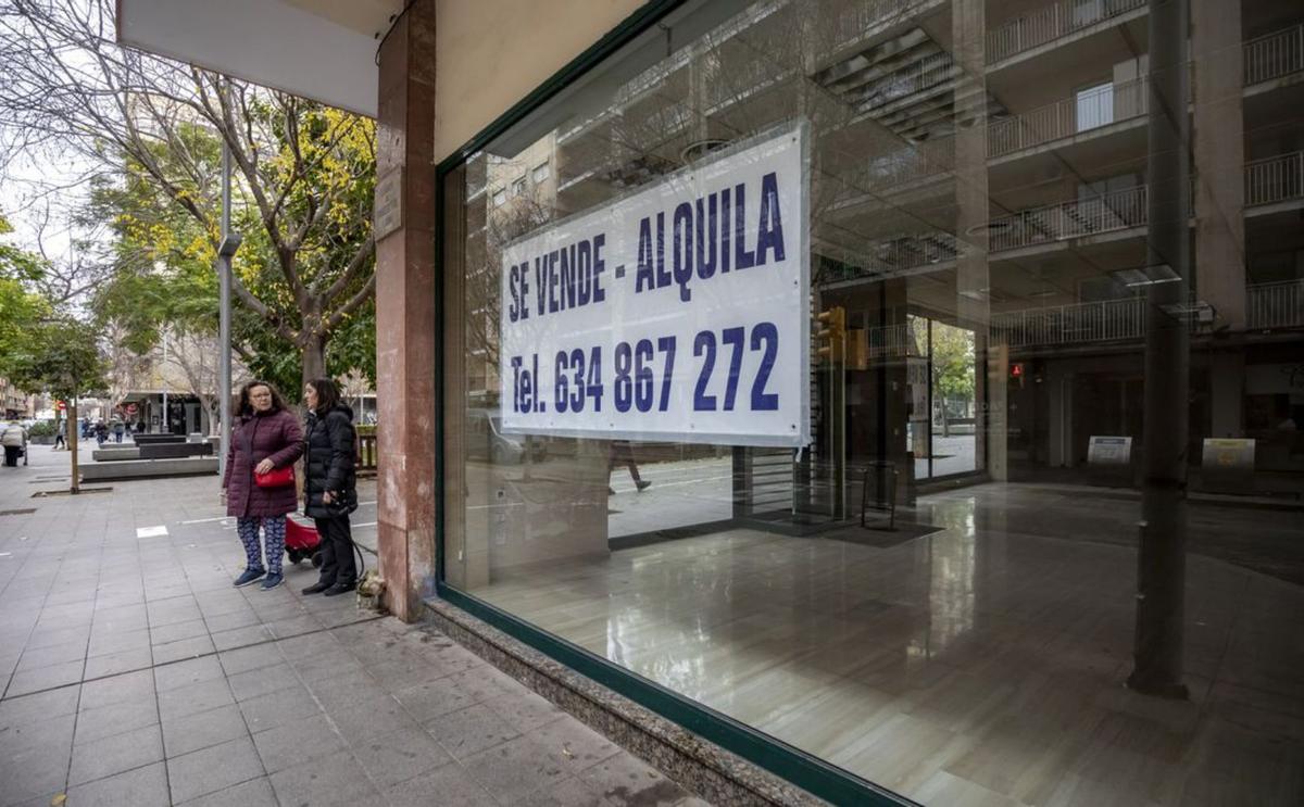 Otra oficina bancaria ubicada en Ciutat completamente cerrada.