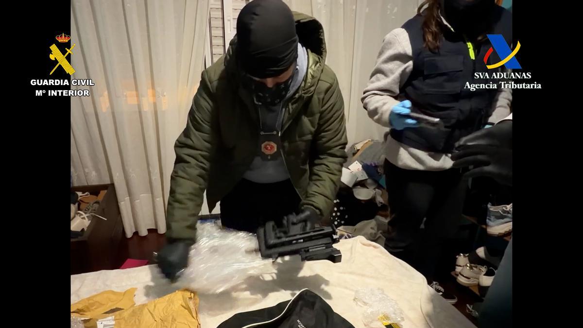 La Guardia Civil incauta armas en el marco de esta operación contra el narcotráfico
