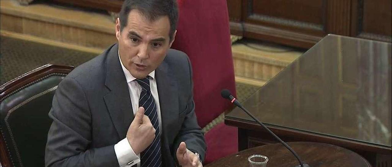 Nieto gesticula durante el interrogatorio del fiscal Javier Zaragoza. // Efe