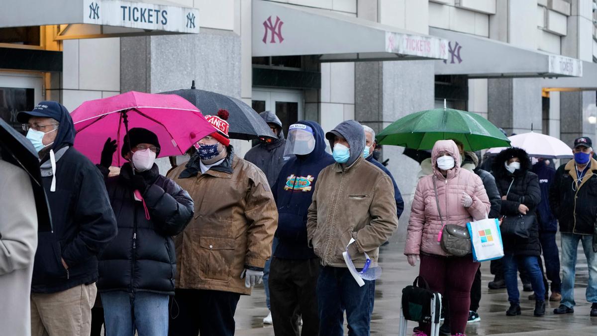 Cientos de personas hacen cola en el Estadio de los Yankees para vacunarse.