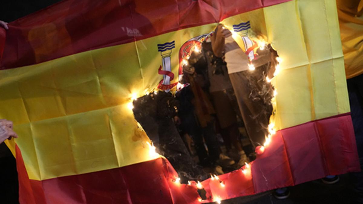 Fotografía de archivo de una quema de la bandera de España, en Barcelona