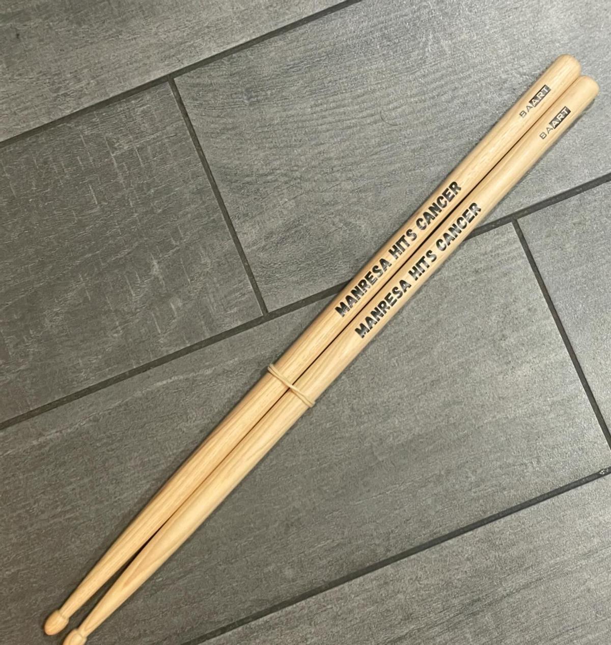 Les baquetes amb el lema: "Manresa hist de cancer"