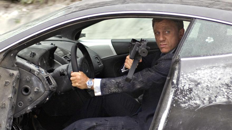 Daniel Craig, como James Bond.