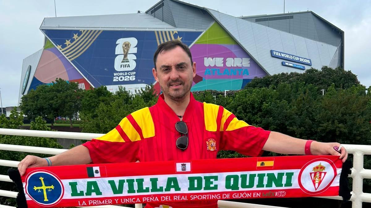 Diego Álvarez Bada, delante del estadio de fútbol  de Atlanta donde jugó la selección española.