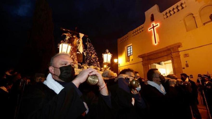 Costaleros de la hermandad cargando el paso a su salida de la ermita de Santa Cruz.