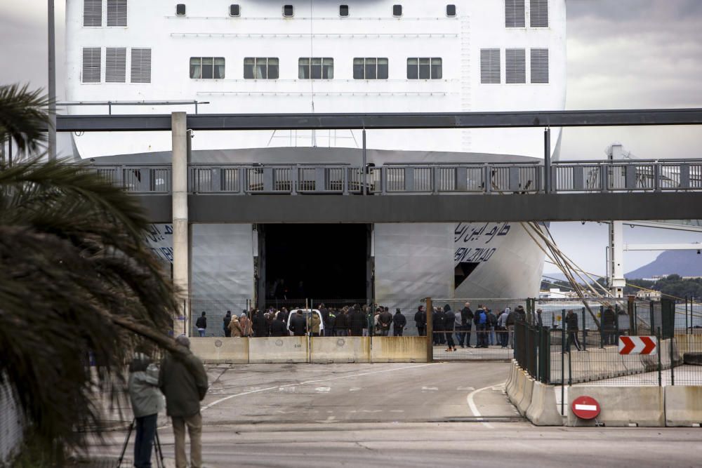 Llega a Alcúdia el ferry que transportará a los pasajeros que quedaban del barco incendiado