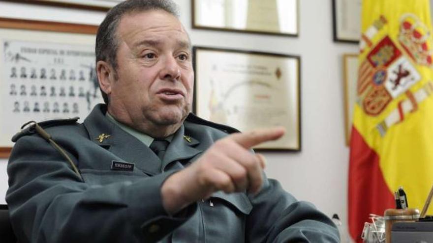 El capitán de la Guardia Civil de Lalín, Antonio Sánchez, en la mañana de ayer, en su despacho del cuartel dezano.  // Bernabé / Javier Lalín