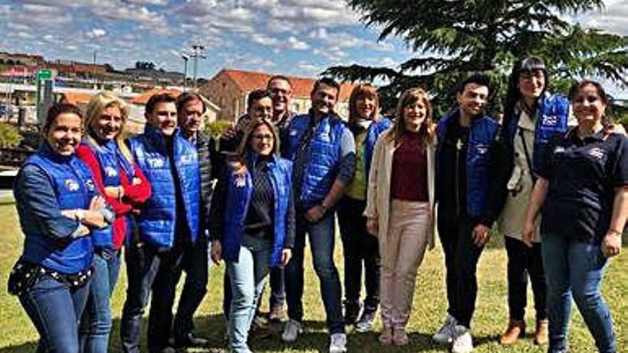 Mayte Martín Pozo, junto a varios miembros de su candidatura.